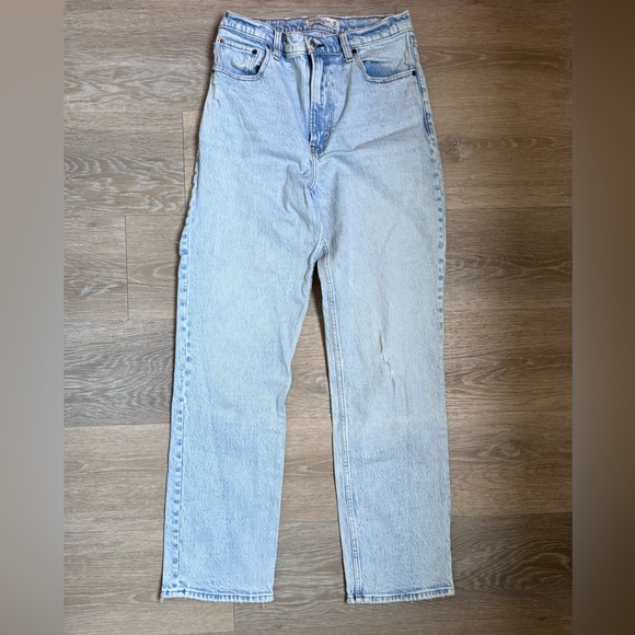 Abercrombie & Fitch The 90’s Straight Ultra High Rise Light Wash Destroyed Jeans - Picture 3 of 6